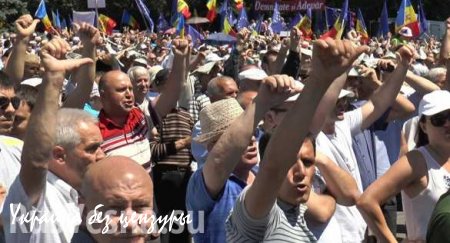 Колонны протестующих вышли на главную площадь Кишинёва