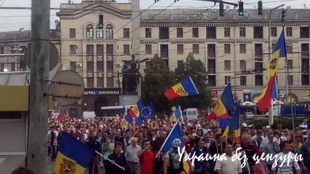 Протесты в Кишиневе: Возле здания парламента произошла потасовка