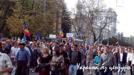 Протесты в Кишиневе: Возле здания парламента произошла потасовка