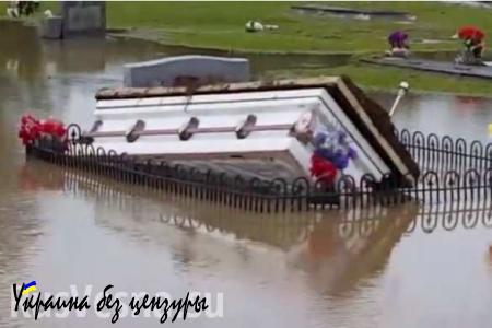 После урагана в США всплывают гробы (ФОТО, ВИДЕО)