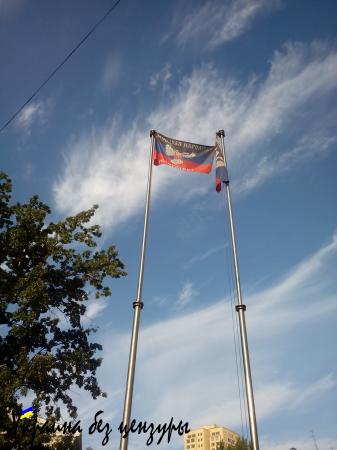 Украинские СМИ: Из Донецка исчезли флаги ДНР (ФОТОФАКТЫ)