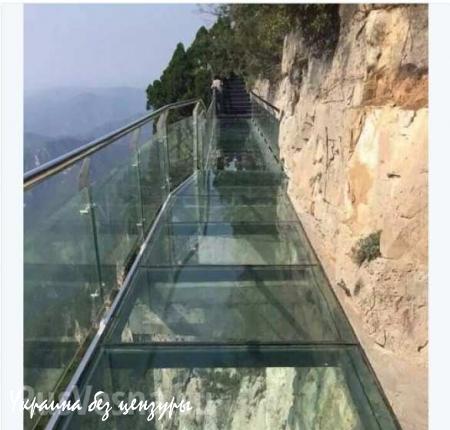 В Китае открытый 2 недели назад стеклянный мост треснул под ногами туристов