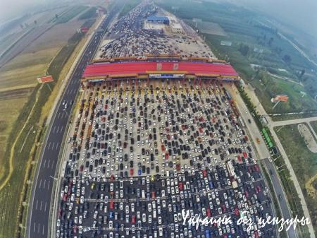 Фото гигантской пробки на годовщину КНР
