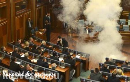 В зале парламента Косово взорвали газовую шашку (ВИДЕО)