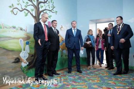 Яценюк позировал репортерам на фоне кролика (ФОТОФАКТ)