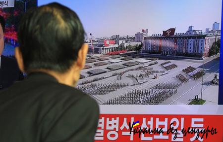 Фото и видео с места массового военного парада в Корее 