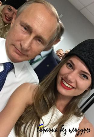 Путин сфотографировался с двумя моделями