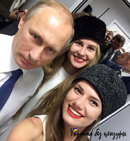 Путин сфотографировался с двумя моделями