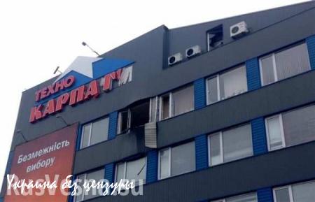 Будни «Украинского Государства» — в Мукачево расстреляли из гранатомета торговый центр (ФОТО)