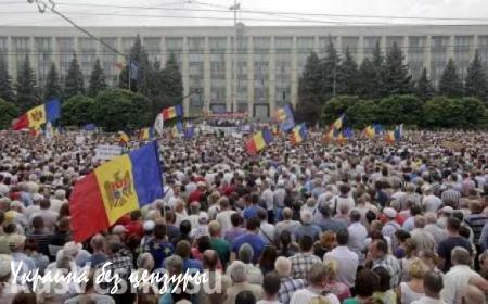 Протестующие в Кишиневе заблокировали здание парламента
