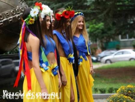 В Ужгороде на юбилее университета студенток нарядили в откровенные платья в цвет украинского флага (ФОТО)