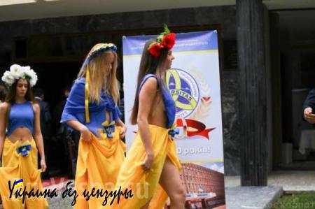 В Ужгороде на юбилее университета студенток нарядили в откровенные платья в цвет украинского флага (ФОТО)