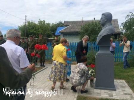 Бюст Сталина установлен у нового музея под Ржевом (ФОТО)