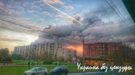 Петербург заволокло густым дымом из-за крупного пожара