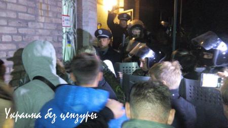 В Мариуполе участники выборов штурмуют типографию (ФОТО)