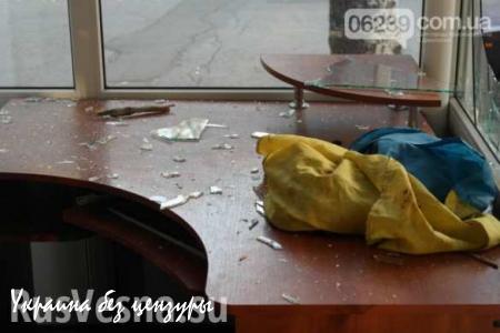 Тонкий намек: в редакцию украинского сайта подбросили фекалии, завернутые во флаг Украины (ФОТО)
