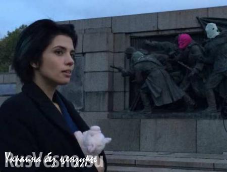 «Пусси Райот» тюрьма не излечила — Толоконникова надругалась над памятником советских воинов в Болгарии (ФОТО)