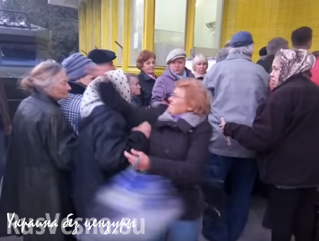 В Киеве пенсионерки устроили драку за бесплатные очки от «Батькивщины» (ВИДЕО)