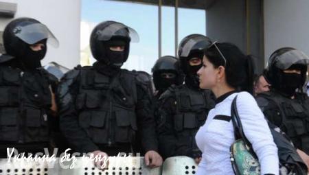 К парламенту Молдавии и палаткам протестующих стягивается полиция