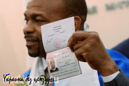 Боксёр Рой Джонс получил российский паспорт (ФОТО)