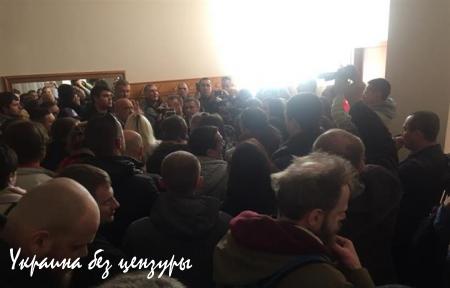 ВАЖНО: В Ужгороде назревает Майдан: протестующие ворвались в кабинет Москаля и требуют его отставки (ФОТО)