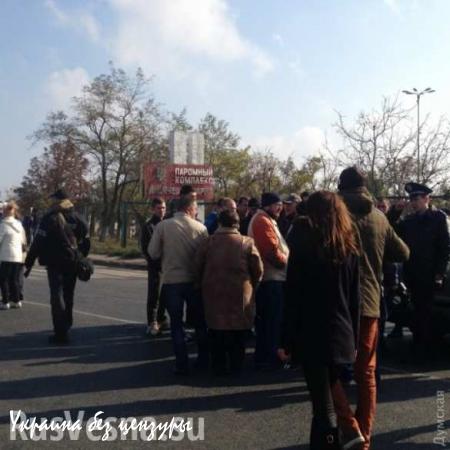 Противники Саакашвили заблокировали мост под Одессой: водители прорывались со стрельбой (ФОТО)