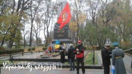 В Киеве с красными флагами и георгиевскими лентами отпраздновали годовщину освобождения города от фашистов (ФОТО)
