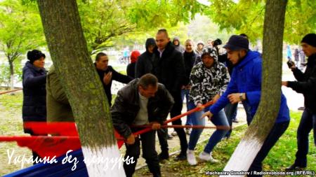 В Херсоне нацисты напали на украинских коммунистов и сожгли красный флаг (ФОТО)