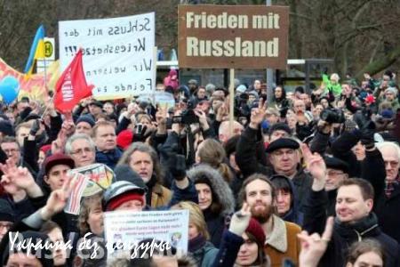 Немцы вышли на улицы, протестуя против миграционной политики Меркель (ВИДЕО)