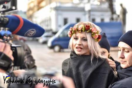 Новая украинская полиция скрутила активисток Femen под Верховной Радой (ФОТО)
