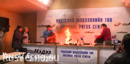 Шокирующие кадры: Глава профсоюза в Монголии сжег себя перед телекамерами (ВИДЕО 18+)