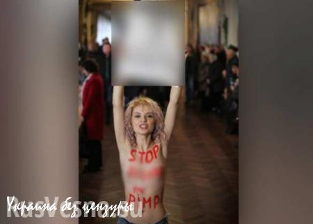 Девушка с обнаженной грудью мешала Кличко проголосовать на выборах, назвав мэра Киева сутенером (ФОТО, ВИДЕО)
