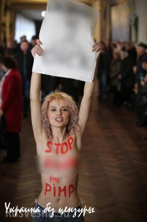 Девушка с обнаженной грудью мешала Кличко проголосовать на выборах, назвав мэра Киева сутенером (ФОТО, ВИДЕО)