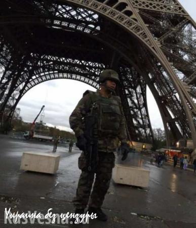 Парижская полиция эвакуирует людей от Эйфелевой башни