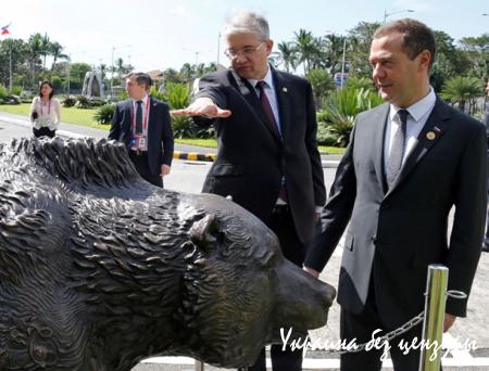 Медведев и медведь, аресты в Париже: фото дня