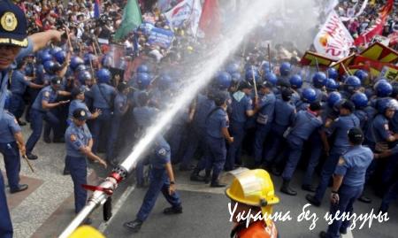 На Филиппинах водометами разогнали протестующих