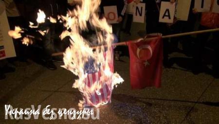 Греки сожгли турецкий и американский флаги в центре Афин