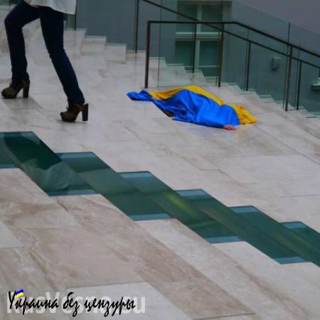 Украинский мир: голая украинская художница-лесбиянка разбила молотком скульптуры в Лондоне (ФОТО 18+)