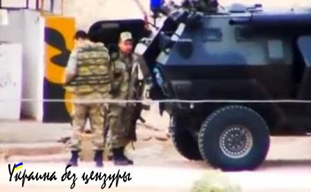Боевики ИГИЛ непринужденно болтают с турецкими пограничниками, гуляя вдоль границы (ФОТО, ВИДЕО)