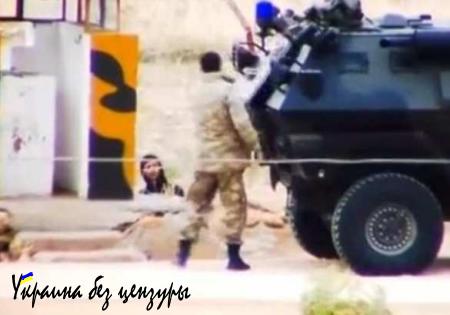 Боевики ИГИЛ непринужденно болтают с турецкими пограничниками, гуляя вдоль границы (ФОТО, ВИДЕО)