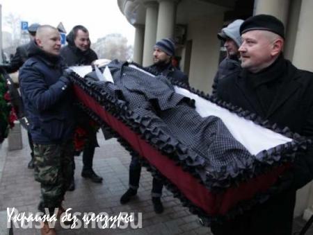 Гроб с Эрдоганом пронесли по Москве и доставили к турецкому посольству (ФОТО)