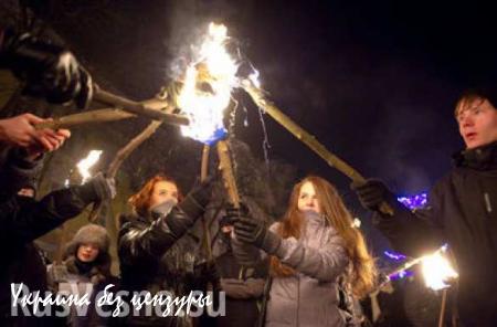 Очередное факельное шествие в Киеве по случаю второй годовщины разгона Майдана