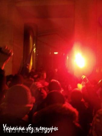 МОЛНИЯ: В Киеве толпа штурмовала офис Ахметова (ФОТО)