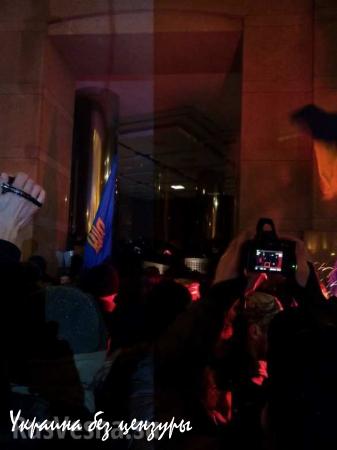 МОЛНИЯ: В Киеве толпа штурмовала офис Ахметова (ФОТО)