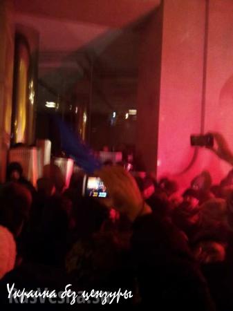 МОЛНИЯ: В Киеве толпа штурмовала офис Ахметова (ФОТО)