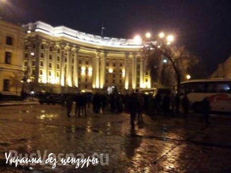 МОЛНИЯ: В Киеве толпа штурмовала офис Ахметова (ФОТО)