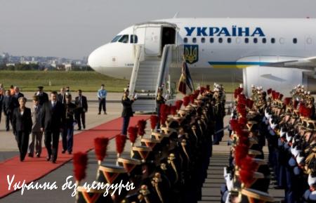 Перемоги евроинтеграции: в аэропорту Парижа Порошенко встретили грузчики и полицейский (ФОТО)