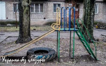 Смерть на детской площадке (ФОТО)