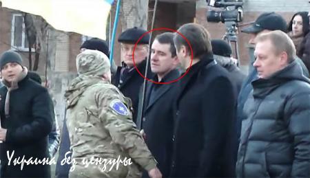 Мэр Славянска отказался взять флаг Украины (ФОТО, ВИДЕО)