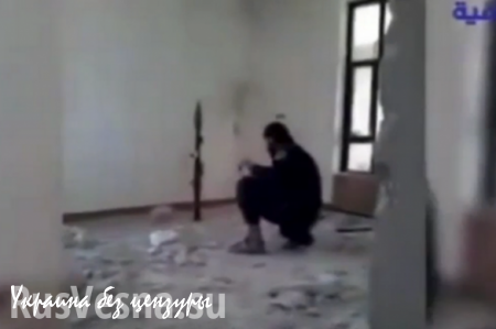 Боевик ИГИЛ случайно взорвал себя перед камерой (ВИДЕО)